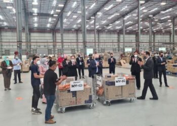 Wee Ka Siong menyempurnakan pelancaran Cainiao Aeropolis eWTP di Sepang, hari ini.