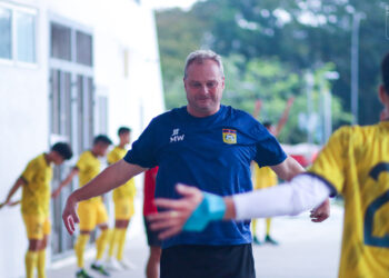 MICHAEL Weiss ketika mengendalikan sesi latihan pasukan Laos di Stadium Bola Sepak Kuala Lumpur, Cheras semalam. - IHSAN LFF