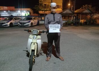 PEMUDA berbaju Melayu dan kopiah ditahan polis kerana melakukan aksi 'wheelie' semasa menunggang motosikal di Jalan Pangkal Kala, Pasir Mas semalam.