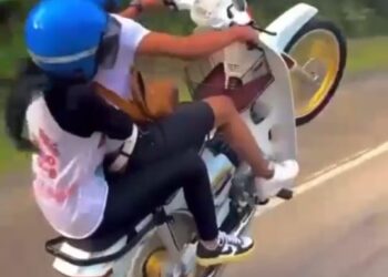 TANGKAP layar pasangan kekasih melakukan aksi 'wheelie' dan tular di laman media sosial pada Ahad lalu di Kuantan, Pahang.