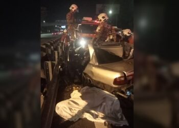 Keadaan Proton Wira Sedan yang remuk akibat bertembung dengan sebuah Wira Aeroback dalam kemalangan di KM 12.8 Lebuhraya NKVE berdekatan susur keluar Subang di Petaling Jaya, Selangor, hari ini.