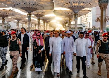 LAWATAN julung kali Perdana Menteri ke Arab Saudi menerima taraf tetamu penuh negara dengan kemudahan berstatus diraja. - FOTO FB ANWAR IBRAHIM