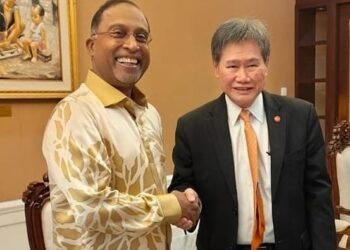 ZAMBRY Abdul Kadir bersalaman dengan Lim Jock Hoi di Sekretariat ASEAN ketika dalam lawatan rasmi ke Indonesia yang berakhir hari ini. - GAMBAR IHSAN WISMA PUTRA