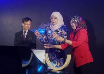 RINA Harun melancarkan Majlis Pelancaran World Women Leadership Summit (WWLS) 2023, sambil diiringi Pengerusi Women Leadership Foundation, Datuk Dr. Hafsah Hashim (kanan), di Hotel Mandarin Oriental, di sini hari ini.-UTUSAN/SHIDDIEQIIN ZON