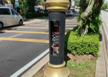 KEADAAN penutup servis tiang lampu jalan yang terdedah di Persiaran Dato Menteri, Shah Alam, Selangor. – IHSAN PEMBACA