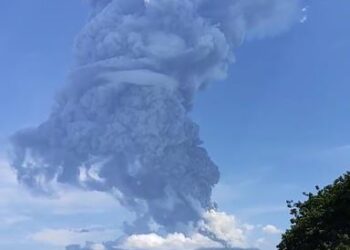 PENDUDUK melihat Gunung Berapi Ili Lewotolok menghamburkan debu panas ke udara di Lembata, Nusa Tenggara Timur, Indonesia. - AFP