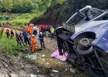 ANGGOTA keselamatan Brazil memeriksa bas yang remuk akibat kemalangan yang berlaku berhampiran bandar Joao Monlevade di tenggara Minas Gerais. - AFP