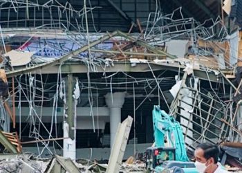 PRESIDEN Joko Widodo (paling kanan) melawat bandar Mamuju di Sulawesi Barat, Indonesia selepas bandar itu dilanda gempa bumi pada minggu lalu. - AFP