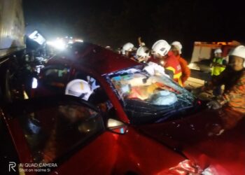 ANGGOTA bomba dan penyelamat mengeluarkan mangsa yang tersepit dalam kemalangan melibatkan lima buah kenderaan di Yong Peng.