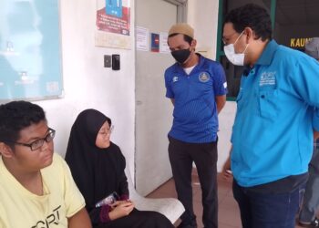 WAN MOHD. Bazli Wan Husin (kanan) menenangkan Nor Hanis Syahirah Mohd. Azuan(duduk) di Hoshas, Temerloh, Pahang.