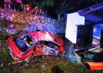 KEADAAN kereta dipandu Fadhullah Suhaimi Jaafar yang maut dalam kemalangan di Kilometer 7, Jalan Lipis - Benta berdekatan Kampung Salang di Lipis, Pahang. - IHSAN BALAI BOMBA KUALA LIPIS