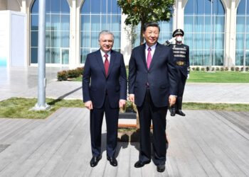 PRESIDEN China, Xi Jinping (kanan) bergambar dengan Presiden Uzbekistan, Shavkat Mirziyoyev di Samarkand sempena SCO. - AFP