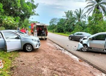 KEADAAN dua buah kereta yang terlibat dalam kemalangan maut di simpang Cenderawasih Jalan Kuantan - Segamat di Muadzam Shah, Rompin, Pahang, hari ini. - IHSAN JBPM PAHANG