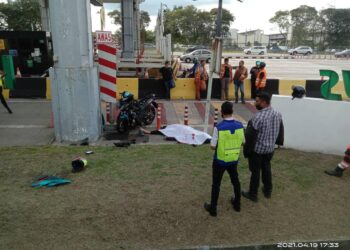 SEORANG anggota polis trafik maut selepas motosikal yang ditunggangnya melanggar tiang kiri jalan berhampiran laluan motosikal di susur masuk Jambatan Pulau Pinang petang tadi. - IHSAN PEMBACA