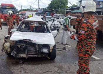 ENAM  individu termasuk seorang bayi perempuan berusia setahun selamat apabila Proton Iswara dinaiki mereka terlibat dalam nahas jalan raya di Jalan Perserai, Batu Pahat, Johor. - IHSAN BOMBA JOHOR