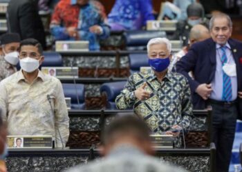 ISMAIL Sabri Yaakob menunjukkan isyarat bagus di Dewan Rakyat, kelmarin.