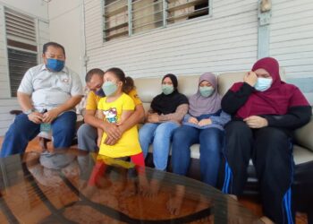 NUR Atirah Zafirah Hail Halim (kanan) bersama adik-adiknya, Nor Aisyah Zafirah; Nor Aimi Zakiah dan Nor Asyikin Zulaikha yang tinggal bersama Mohd. Nazir Nordin ketika menerima kunjungan Rosleli Jahari (kiri) di Felda Air Tawar 2, Kota Tinggi di Johor. -UTUSAN/MASTURAH SURADI