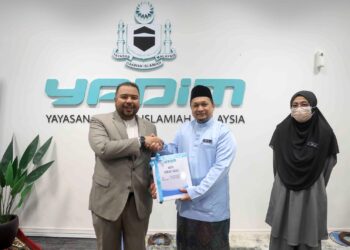 ZAMRI Zainal Abidin (tengah) menerima nota serah tugas daripada Tuan Kamarul Arief Tuan Soh (kiri) di Yadim Putrajaya.. - UTUSAN/FAISOL MUSTAFA