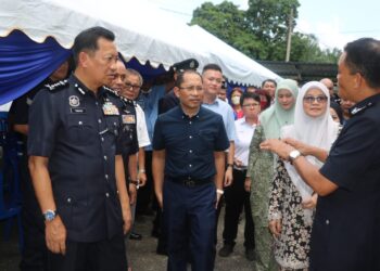 YAHAYA Othman (kiri) mendengar taklimat yang disampaikan oleh Ketua Polis Bera, Superintenden Zulkiflee Nazir (kanan) di Pondok Polis Triang di Bera, Pahang. - UTUSAN/SALEHUDIN MAT RASAD