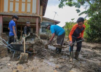 SUKARELAWAN dari Pertubuhan Kebajikan Anak-anak Yatim Batu 9 Kedah membantu membersihkan lumpur di pekarangan rumah seorang penduduk yang terlibat dalam bencana kepala air di Kampung Seberang, Yan, semalam.  – UTUSAN/ SHAHIR NOORDIN