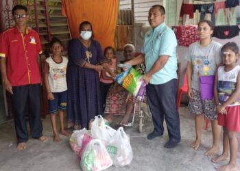 PARAMASIVAN  (kiri) ketika Nor Shabudin Monil (tiga, kanan) menyerahkan bantuan makanan kepada Jamnah sambil disaksikan anak-anak Parvathy.