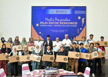 SERAMAI 20 penuntut Universiti Malaysia Pahang (UMP) menerima sumbangan berbentuk komputer riba dan data internet sumbangan Yayasan Taqwa Wilayah Persekutuan.