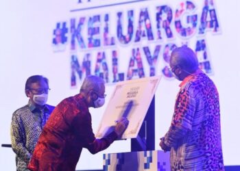 PERDANA Menteri, Datuk Seri Ismail Sabri Yaakob (tengah) melancarkan Yayasan Keluarga Malaysia (YKM) pada 23 Oktober lalu. – IHSAN KEMENTERIAN KOMUNIKASI & MULTIMEDIA MALAYSIA
