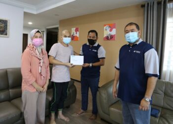SYAIFUL Rizal Abdul Ghani menyampaikan sumbangan YBR di kediaman Irsyad Iskandar di Lorong Bunga Akasia 3, Kuching, Sarawak.