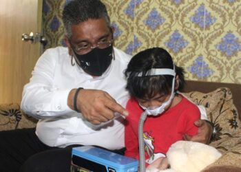 MEGAT Zulkarnain Omardin bersama Ainul Nuraisyah Affendi yang menerima mesin bantuan pernafasan daripada YBR.