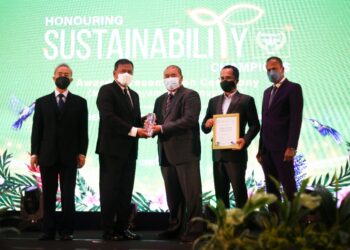 YAYASAN Bank Rakyat menerima Anugerah Yayasan Terbaik oleh Kemampanan dan CSR Malaysia 202 yang disampaikan oleh Ketua Setiausaha Kementerian Pembangunan Luar Bandar, Datuk Ramlan Harun kepada Pengurus Jabatan Komunikasi Korporat Yayasan Bank Rakyat, Mohamad Ghazali Zainal Abidin.