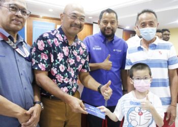 ABDUL Rahman Bakri menyerahkan kupon Bantuan Cermin Mata kepada penerima bantuan di Sabak Bernam bersama Ketua Pegawai Eksekutif Rural Capital Sdn. Bhd., Hiruddin Hashim (kiri) dan Pengurus Besar YBR, Syaiful Rizal Abdul Ghani (dua dari kanan).