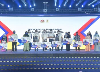 MUHAMMAD Mursyied Islamie Muhammad Mayuddin (empat, dari kanan) antara 10 penerima bantuan one-off Yayasan Keluarga Malaysia (YKM) dalam Program Jelajah Aspirasi Keluarga Malaysia (AKM) Terengganu di Kompleks Sukan Gong Badak di Kuala Nerus hari ini. -PUQTRA HAIRRY ROSLI