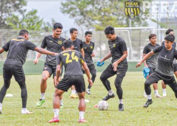 PEMAIN skuad utama Perak FC yang turut tidak menerima gaji tetap bersemangat untuk menjalani latihan menghadapi Liga Malaysia yang baru membuka tirai minggu lalu. – IHSAN PERAK FOOTBALL CLUB