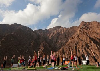 ORANG ramai menghadiri kelas Yoga di pulau kecil di tasik Hakka, UAE.-AFP