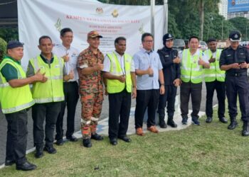 FIRDAUS Abdullah (lima dari kiri) bersama jabatan dan agensi yang terlibat dalam kempen keselamatan jalan raya sempena Aidilfitri di Plaza Tol Sungai Besi di Kuala Lumpur.