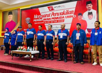 MOHD. Yusof Ismail (lima dari kanan) ketika hadir merasmikan Mesyuarat Pemuda UMNO Bahagian Alor Setar di Bangunan Tunku, Alor Setar, Kedah.