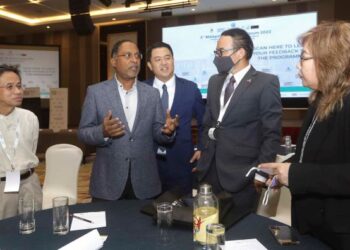ZAMBRY Abdul Kadir (dua kiri) beramah mesra bersama peserta yang hadir pada Majlis Penutup Forum Polisi Cukai Malaysia Ke-3 di Putrajaya. - UTUSAN/FAISOL MUSTAFA