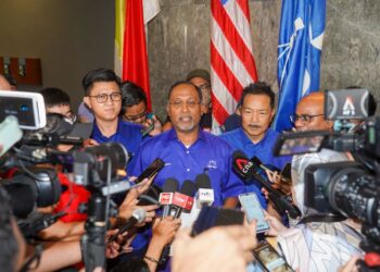 ZAMBRY Abd. Kadir bercakap kepada pemberita selepas mesyuarat untuk memutuskan nasib enam parti politik yang ingin menyertai komponen Barisan Nasional, di Menara Dato Onn, malam ini. - UTUSAN/SHIDDIEQIIN ZON