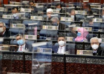 ISMAIL SABRI (depan, kanan) mengekalkan tiga tonggak Kabinet dalam hal ehwal ekonomi iaitu Tengku Zafrul (depan, kiri), Mohamed Azmin (depan, tengah) dan Mustapa (tiada dalam gambar).