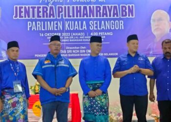 TENGKU Zafrul Tengku Abdul Aziz (empat dari kanan) ketika pelancaran jentera pilihan raya BN Kuala Selangor, Selangor. - UTUSAN/ ISKANDAR SHAH MOHAMED