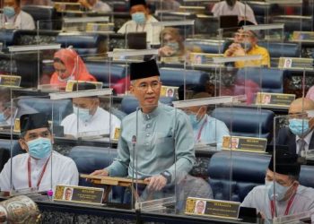 Tengku Zafrul 
Tengku Abdul Aziz ketika membentangkan Belanjawan 2021 pada 6 November lalu. – UTUSAN/ SHIDDIEQIIN ZON