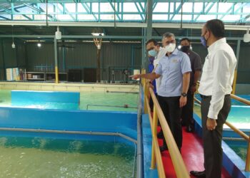 TENGKU Zafrul Tengku Abdul Aziz (dua kanan) ketika melawat pusat penternakan ikan kelah di Kulai, Johor.