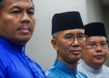 Tengku Datuk Seri Zafrul Tengku Abdul Aziz (tengah) bersama dua timbalannya, Datuk Indera Mohd. Shahar Abdullah (kiri) dan Datuk Yamani Hafez Abdullah ketika sidang akhbar selepas pembentangan Bajet 2023 di Bangunan Parlimen di sini, hari ini. -UTUSAN/MUHAMAD IQBAL ROSLI