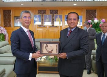 Tengku Zafrul Tengku Abdul Aziz (kiri) menerima cenderamata daripada Ahmad Samsuri ketika melakukan  kunjungan hormat ke pejabat Menteri Besar Terengganu itu di Kuala Terengganu, semalam.