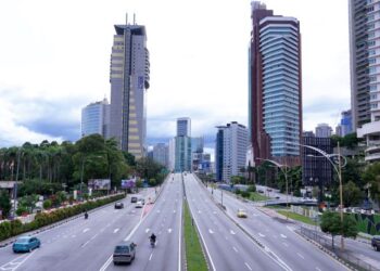 KERAJAAN komited berbincang bersama pembangkang untuk memastikan cadangan inisiatif dan langkah bajet memberi keutamaan kepada kesihatan dan kebajikan rakyat. - GAMBAR HIASAN/UTUSAN