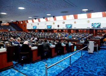 TENGKU Zafrul Abdul Aziz ketika membentangkan Bajet 2023 di Bangunan Parlimen hari ini. - JABATAN PENERANGAN