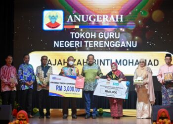 AHMAD Samsuri Mokhtar tengah bersama Zah Mohamad (tiga, dari kanan) dan Mohd. Zubir Embong (empat, dari kiri) dalam Majlis Sambutan Hari Guru 2022 di Kuala Nerus, Terengganu, hari ini. - UTUSAN/PUQTRA HAIRRY ROSLI