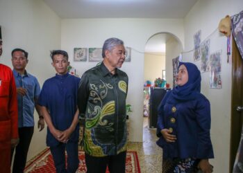 AHMAD Zahid Hamidi ketika melawat dan meninjau rumah mangsa banjir Kampung Iboi yang telah siap dibina oleh Lembaga Kemajuan Wilayah Kedah (KEDA) di Desa KEDA Sadek, Kupang, Baling, baru-baru ini. - UTUSAN/ SHAHIR NOORDIN