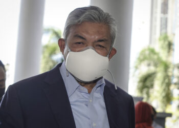 Ahmad Zahid Hamidi menghadiri prosiding hujahan akhir bagi perbicaraan kes beliau yang berdepan 47 pertuduhan dengan 12 daripadanya membabitkan pecah amanah, lapan rasuah dan 27 pengubahan wang haram, melibatkan puluhan juta ringgit dana milik Yayasan Akalbudi di Kompleks Mahkamah Kuala Lumpur di sini, semalam. - UTUSAN/FARIZ RUSADIO