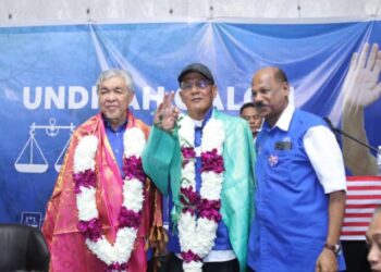  AHMAD Zahid Hamidi (kiri) bersama Mohd. Shafei Abdulah (tengah) pada Majlis Santai Bersama Pengerusi BN di Kompleks Yayasan Wangsa Perdana Wangsa Maju, Kuala Lumpur, malam ini.
